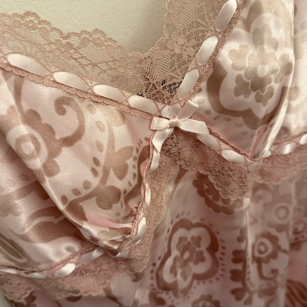 Pink Satin and Lace Chemise with Delicate Detailing - Picture 3 of 6